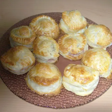 Kleine Blätterteigkekse mit Kirschfüllung