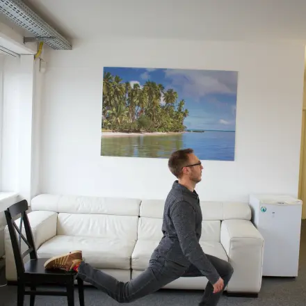 Sportübungen auf dem Stuhl