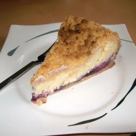 Käsekuchen mit Mandelstreusel und Heidelbeeren