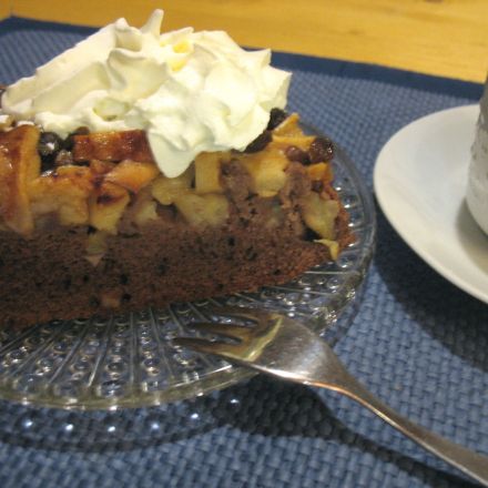 Saftiger Apfelkuchen mit dunklem Boden