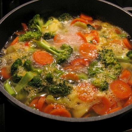 Bunte Gemüsesuppe - schnell und leicht zubereitet