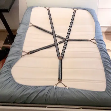 Abrutschen des Spannbettlakens von Matratze verhindern