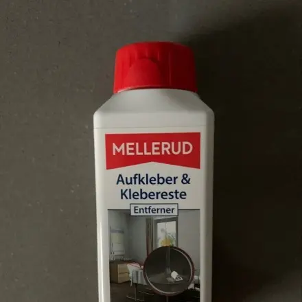 Geschmolzenen Kleber von Handy-Halterung im Auto entfernen