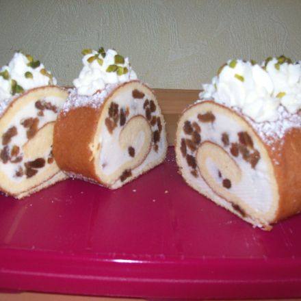Biskuit-Quarkrolle mit Rumrosinen