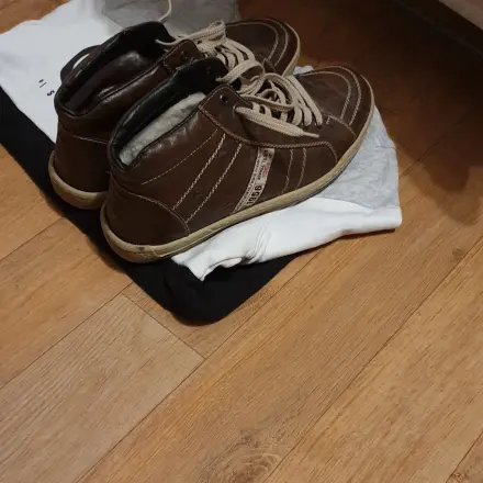 Alte Pullover als Ablage für Winterschuhe verwenden