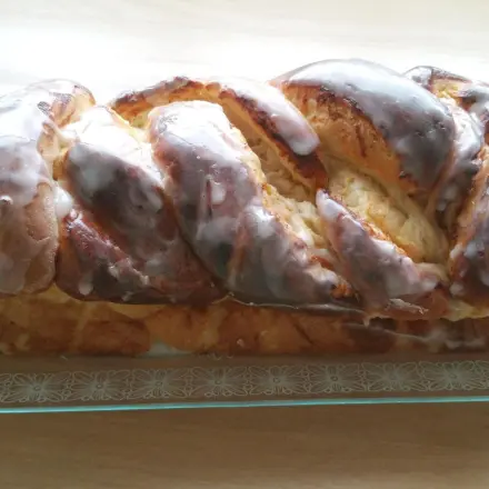 Hefezopf mit Quark-Zimt-Füllung