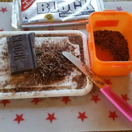 Schokolade ruckzuck mit Sägemesser raspeln