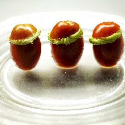 Mini-Tomaten gefüllt mit Guacahummus