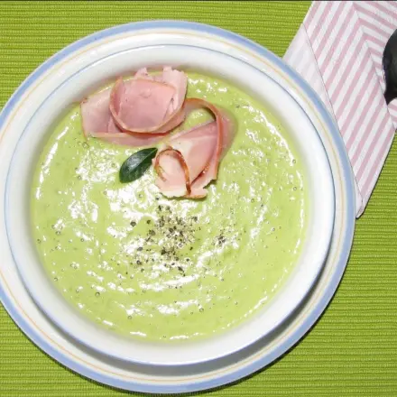 Erbsenrahmsuppe mit Schinkenrosen (Dosenfutter First Class)