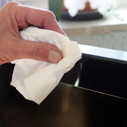 Sauberer Kunststoff mit Babyöltüchern