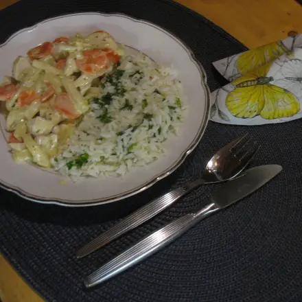 Rahmgeschnetzeltes mit Gemüse und Butterreis