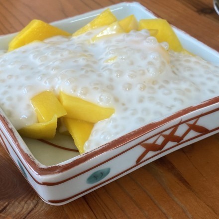 Sommerlicher Nachtisch mit Kokos-Sago-Milch und Mango