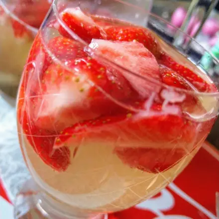 Maibowle mit Erdbeeren plus Kühltipp