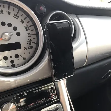 Handyhalterung fürs Auto mit einfachem Klettverschluss