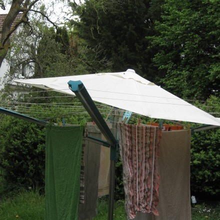 Ein Schirm für die Wäschespinne - Wäsche vor Regen schützen