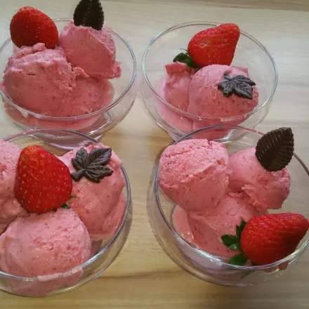 Softes Erdbeereis aus 3 natürlichen Zutaten