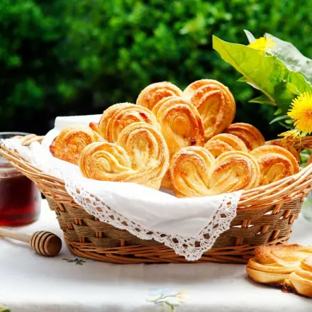 Pluschki, leckere Hefeteilchen mit Zucker und Honig