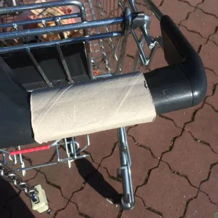 Hände schützen am Einkaufswagen