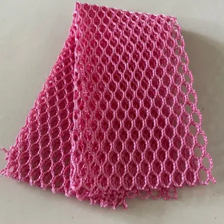 Arbeitsflächen mit Geschirrwäsche-Netztuch reinigen