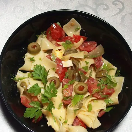 Salatsauce mit Peperonisud verfeinern