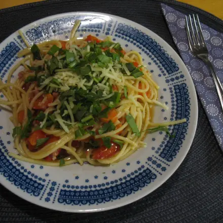 Spaghetti-Pfanne mit Schinken, Gemüse und Kräutern