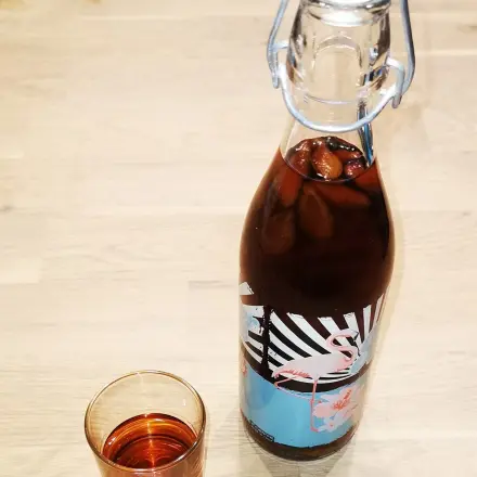 Amaretto selber machen mit Pflaumenkernen