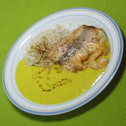 Lachs & Garnelen mit Curry-Zabaione und Reis