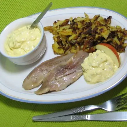 Matjesfilets (Primtjes) mit krossen Kartoffelkrümeln & feiner Soße