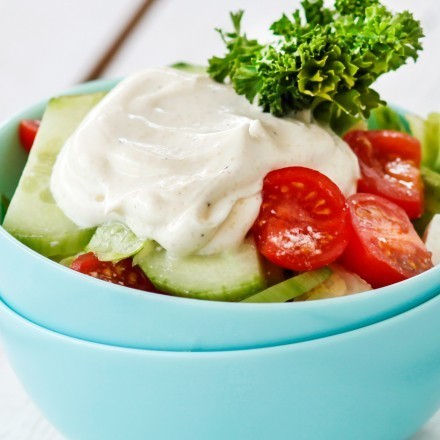 Einfaches Salatdressing mit Creme fraiche