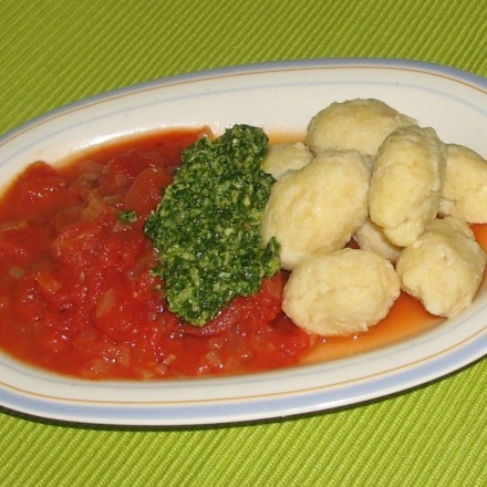 Polenta-Gnocchi mit Tomatenconcasse und Petersilienpesto