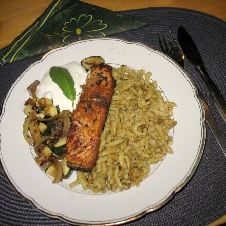 Gebratenes Lachsfilet mit Zucchinigemüse und Eierspätzle