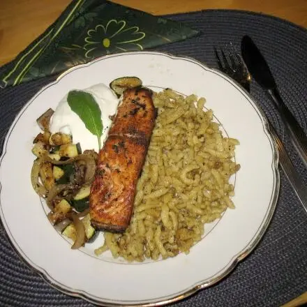 Gebratenes Lachsfilet mit Zucchinigemüse und Eierspätzle