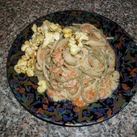 Tricolore Spaghetti mit Karotten, Sahne, Käsesoße & Thai-Curry Popcorn