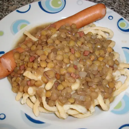 Schwäbische Linsen mit Spätzle und Saitenwürstchen