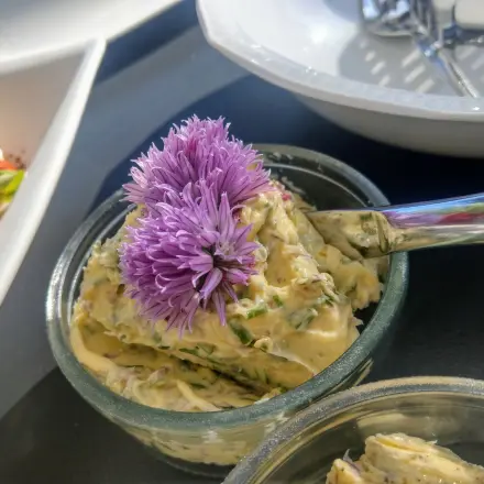 Schnittlauchblütenbutter