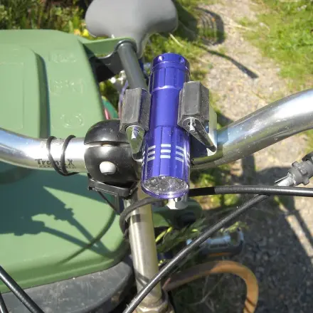 Stabile Halterung für eine Taschenlampe an Fahrrad oder Roller