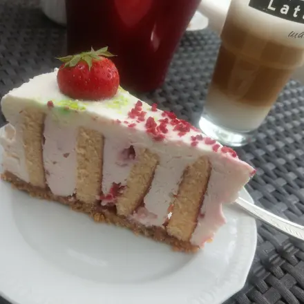 Erdbeer-Holunderblüten-Wickeltorte