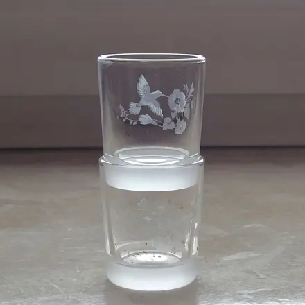 Gestapelte Gläser wieder auseinander