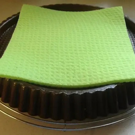 Angeklebten Tortenboden nach dem Backen aus der Form lösen