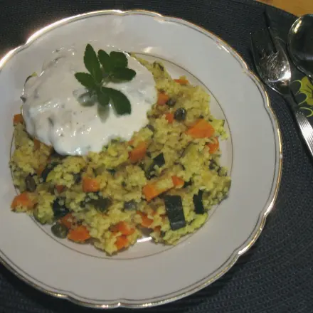 Karotten-Zucchini-Bulgur mit Zaziki