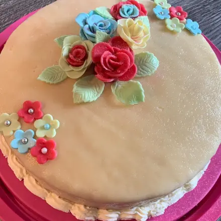Marzipantorte mit weißer Schokoladencreme-Füllung