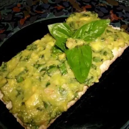 Avocado, Basilikum & Walnuss auf Knusperbrot
