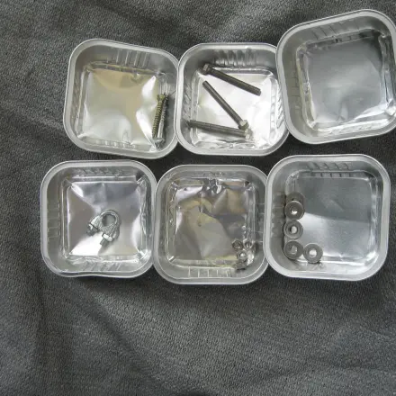 Ordnung im Hobbyraum mithilfe kleiner Schalen von Katzenfutter