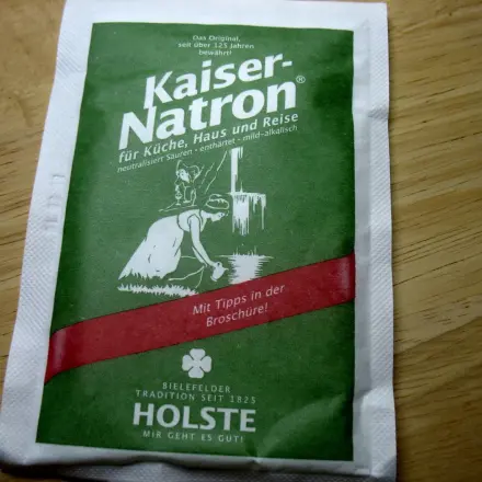 Johannisbeer-Konfitüre-Fleck aus weißem T-Shirt entfernen