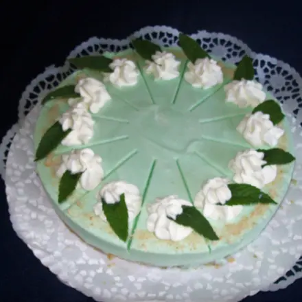 Kühlschranktorte mit Waldmeister-Sahne