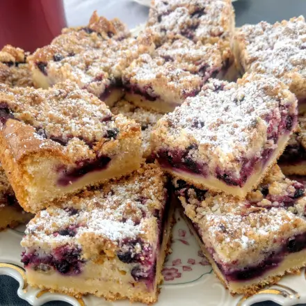 Beerenkuchen mit weißer Schokolade vom Blech