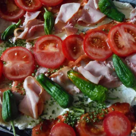 Spanische Pizza: Coca con verduras, jamon y queso
