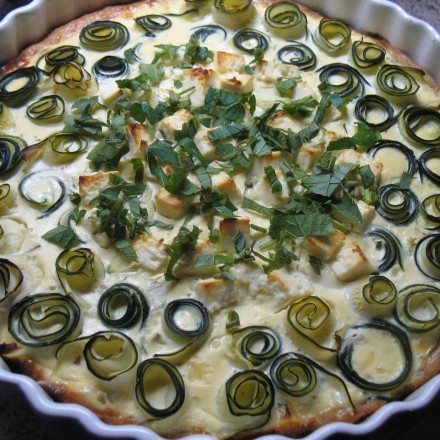 Zucchini-Tarte mit Käse und Kräutern