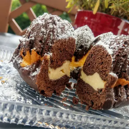 Schoko-Gugelhupf mit Käsekuchenfüllung