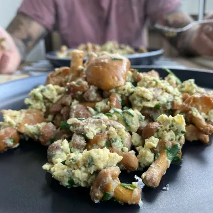Pfifferlinge (Eierschwammerl) mit Ei